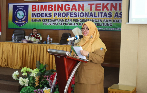 Sekretaris BKPSDMDProv. Kep. BabelUmi Kalsum, S.Pd., M.Sisaat membacakan sambutan kepala BKPSDMD Prov. Kep. Babel dalam acara pembukaan bimbingan teknispenyusunan indeks profesionalitas ASN