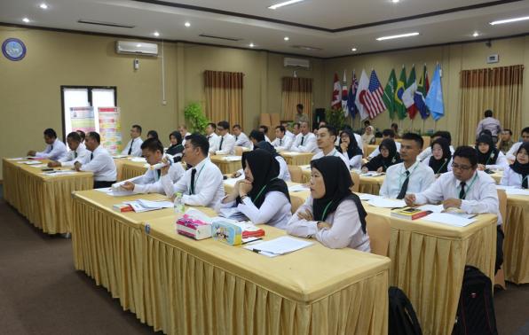 Salah seorang peserta Diklat Pim IV angkatan XXVI melontarkan pertanyaan kepada Prof. Dr. Azyumardi AZRA, CBE pada sesi tanya jawab di sela-sela ceramah umum yang bertema “INTEGRITAS DAN GOOD GOVERNANCE, Dalam Rangka Penguatan Wawasan Kebangsaan;