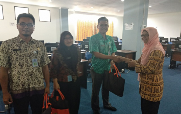 Peserta yang berhasil mengerjakan soal dengan nilai tertinggi mendapatkan bingkisan dari BKN;
