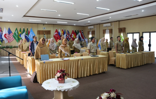 Dengan penuh semangat pesertabimbingan teknispenyusunan indeks profesionalitas ASNmenyanyikan lagu Indonesia Raya;