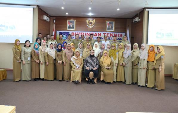 Sekretaris BKPSDMD Prov. Kep. Babel Umi Kalsum, S.Pd., M.Si dan Nara Sumber dari BKN RI berfoto bersama peserta bimbingan teknis penyusunan indeks profesionalitas ASN.