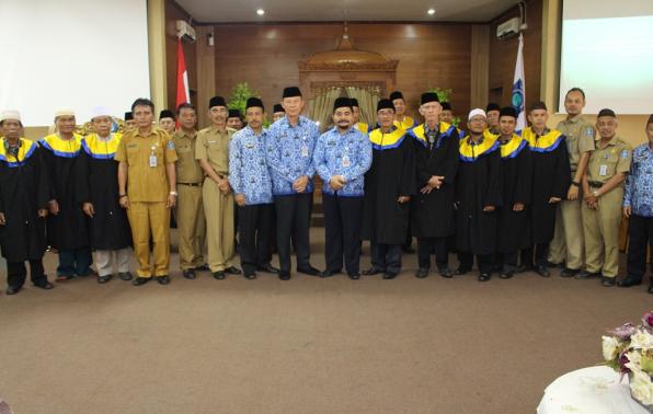 Sekda Yan Megawandi berfoto bersama dewan Juri dan dewan hakim kegiatan STQ Korpri tingkat Prov. Kep. Babel