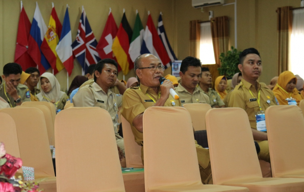 Peserta kegiatan Sosialisasi peraturan perundang-undangan bidang kepegawaian antusias menyampaikan pertanyaan terkait permasalah cuti.